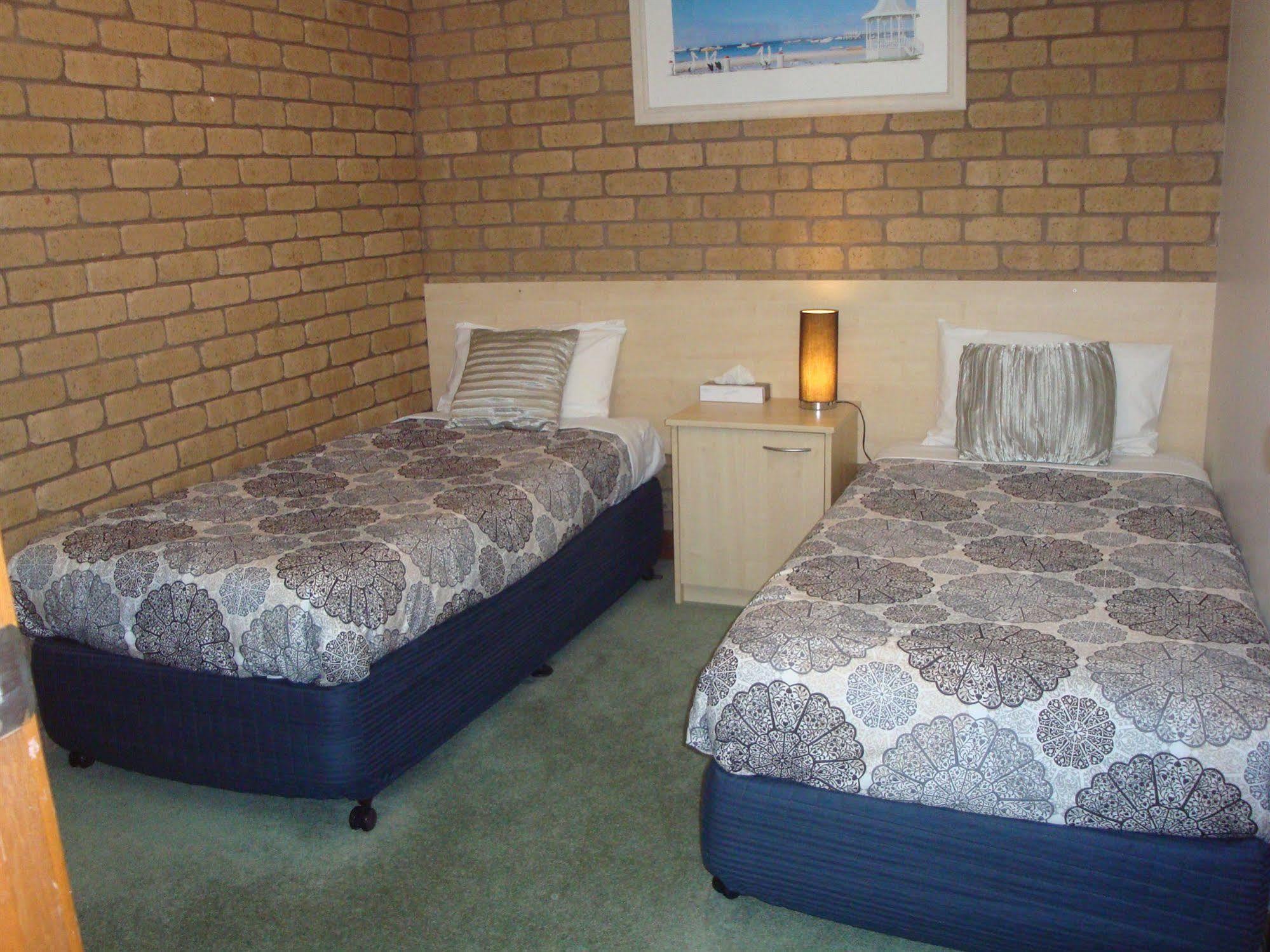 Surf City Motel Торки Екстериор снимка